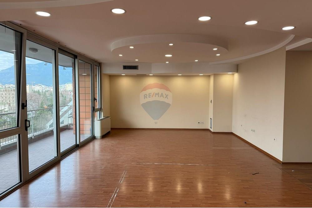 Ufficio in affitto in uno degli edifici migliori di Tirana, come galeria etc.