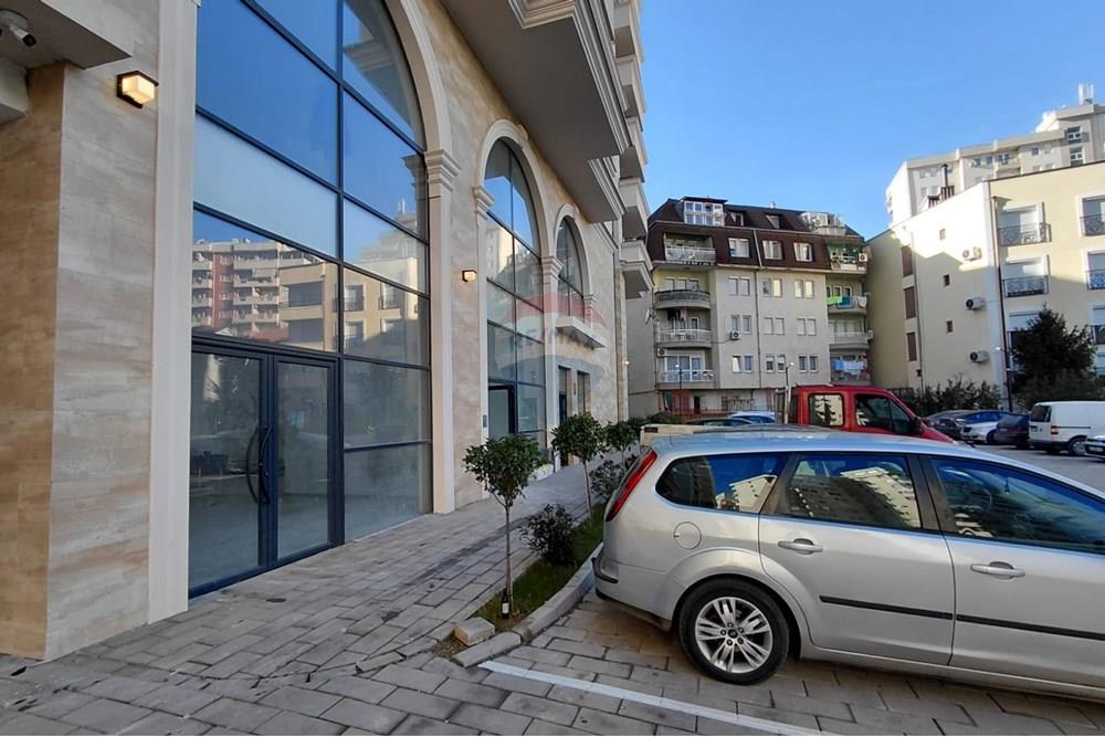 À venda uma propriedade comercial moderna com uma área total de 393,24 m², dividida em cinco unidades funcionais (100,20 m², 100,37 m², 45,54 m², 62,26 m² e 84,87 m²).