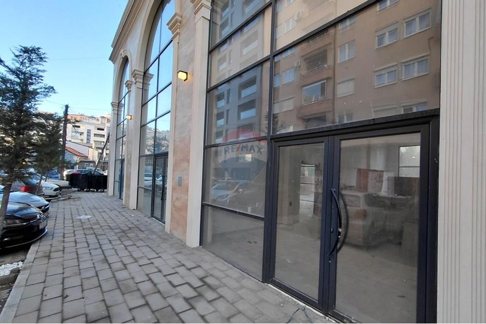 À venda uma propriedade comercial moderna com uma área total de 393,24 m², dividida em cinco unidades funcionais (100,20 m², 100,37 m², 45,54 m², 62,26 m² e 84,87 m²). (2)