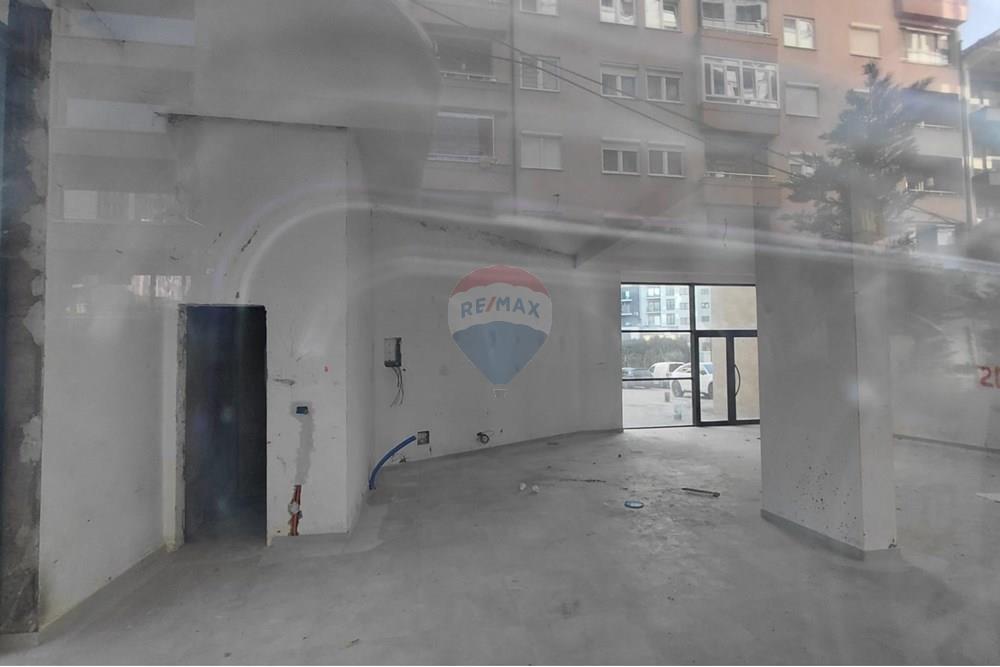 À venda uma propriedade comercial moderna com uma área total de 393,24 m², dividida em cinco unidades funcionais (100,20 m², 100,37 m², 45,54 m², 62,26 m² e 84,87 m²). (3)