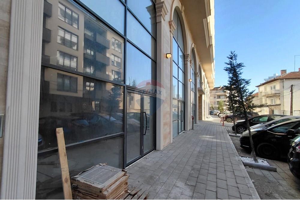 À venda uma propriedade comercial moderna com uma área total de 393,24 m², dividida em cinco unidades funcionais (100,20 m², 100,37 m², 45,54 m², 62,26 m² e 84,87 m²). (4)