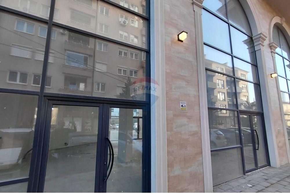 À venda uma propriedade comercial moderna com uma área total de 393,24 m², dividida em cinco unidades funcionais (100,20 m², 100,37 m², 45,54 m², 62,26 m² e 84,87 m²). (5)