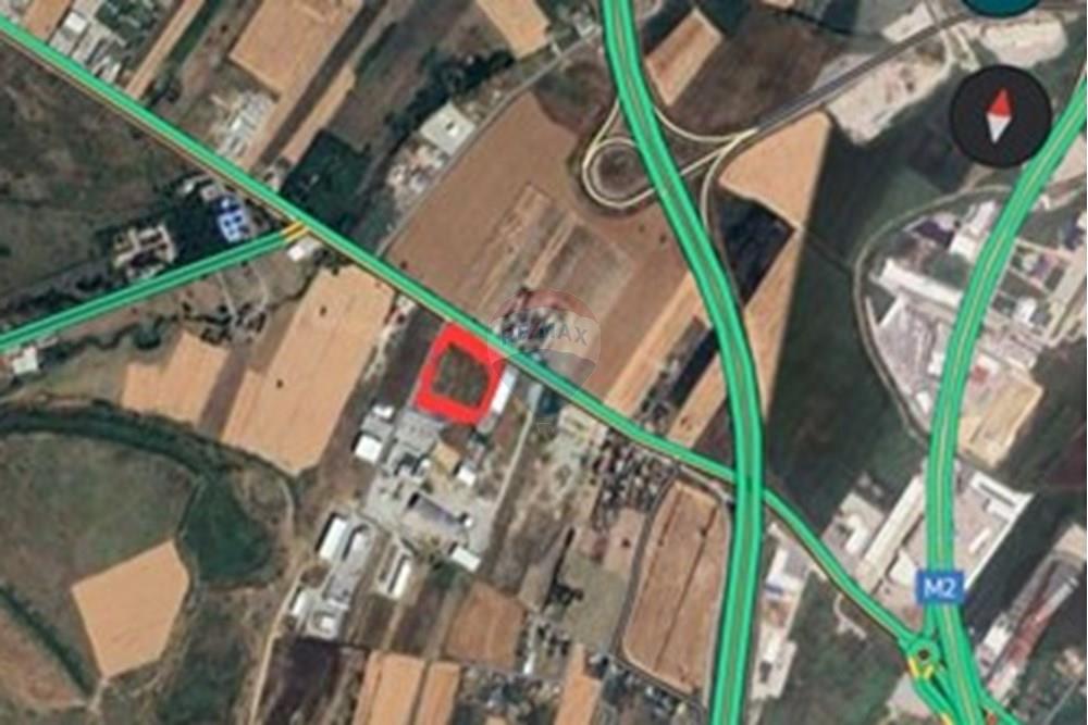 Terreno in vendita a Obiliq, adatto per sviluppo commerciale. Il terreno ha una superficie di 15.104 m² e offre buone opportunità di investimento e costruzione.