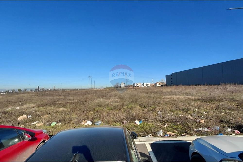 Terreno in vendita a Obiliq, adatto per sviluppo commerciale. Il terreno ha una superficie di 15.104 m² e offre buone opportunità di investimento e costruzione. (3)
