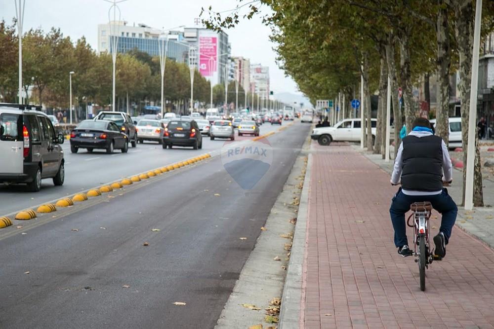 Se ofrece en venta: Espacio comercial para negocio, adecuado para tienda, showroom o diversas actividades comerciales. (3)