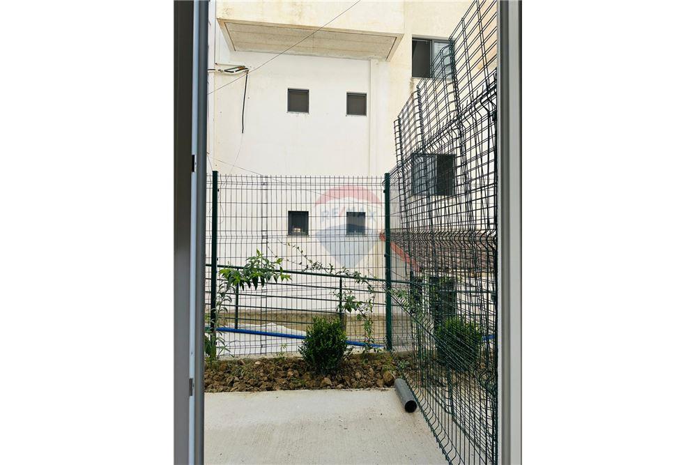 Duplex à vendre avec cour privée construction de haute qualité dans un immeuble bien géré