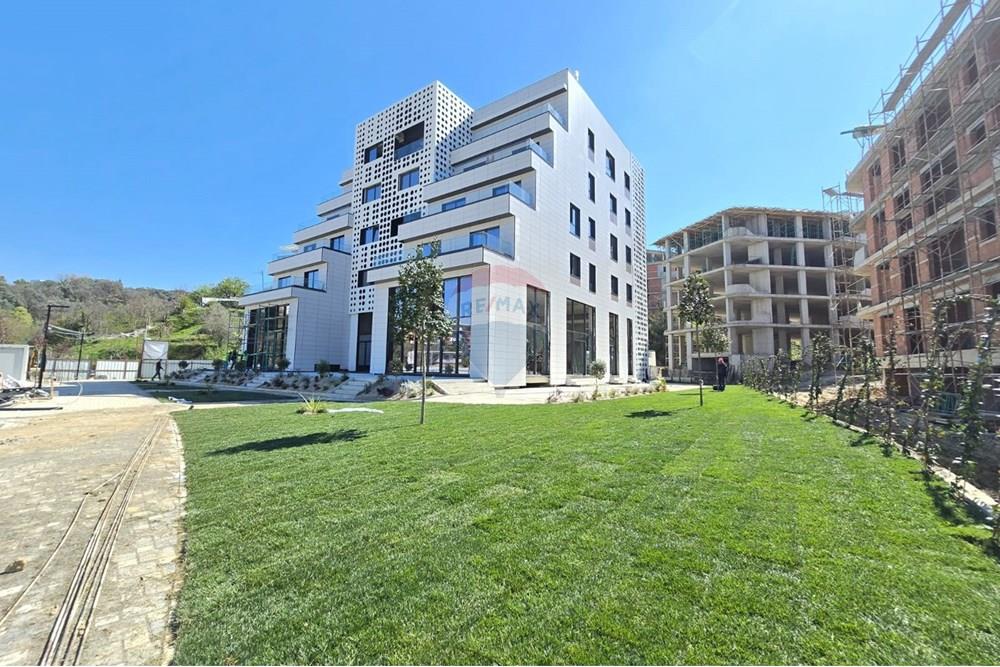 Shitet apartament 2+1 ne zonen e liqenit te that.
