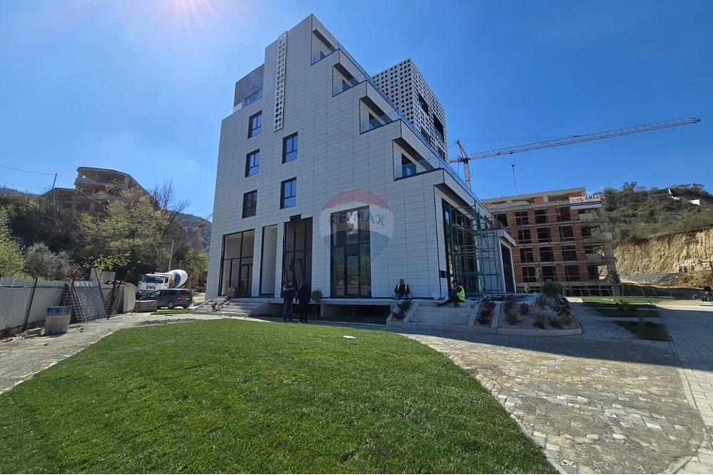 Shitet apartament 2+1 ne zonen e liqenit te that.