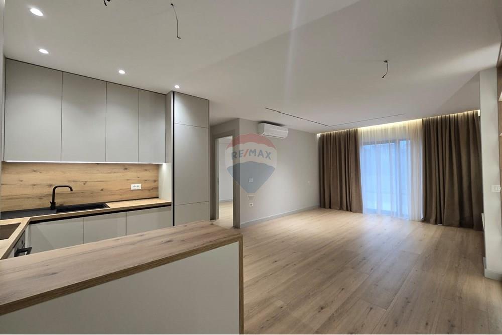 Shitet apartament 2+1 ne zonen e liqenit te that.