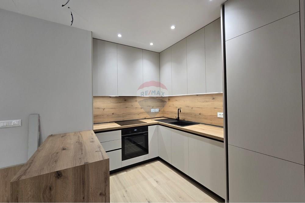 Shitet apartament 2+1 ne zonen e liqenit te that.