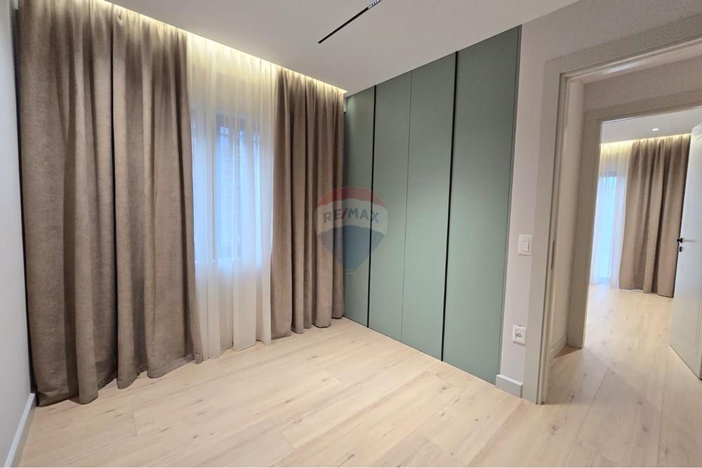 Shitet apartament 2+1 ne zonen e liqenit te that.