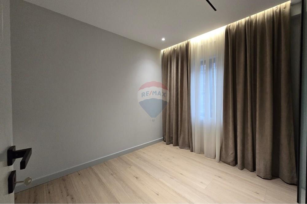 Shitet apartament 2+1 ne zonen e liqenit te that.