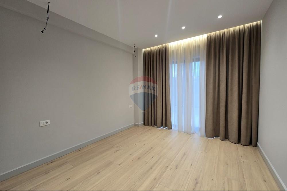 Shitet apartament 2+1 ne zonen e liqenit te that.