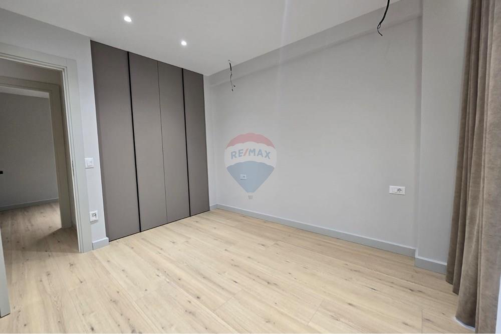 Shitet apartament 2+1 ne zonen e liqenit te that.