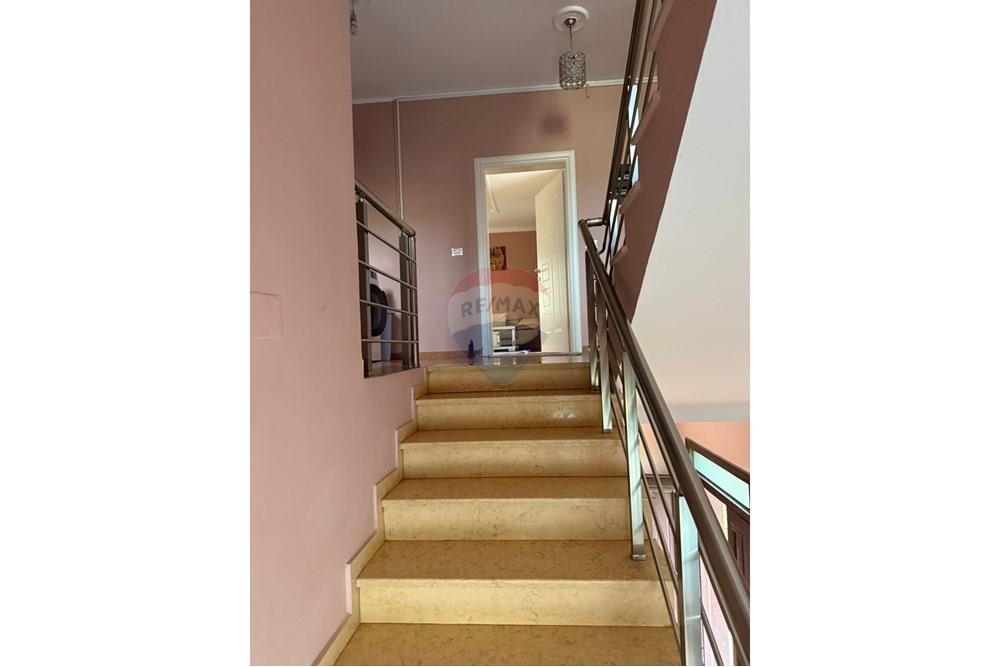 Villa mit 4 etagen zum verkauf in Sauk