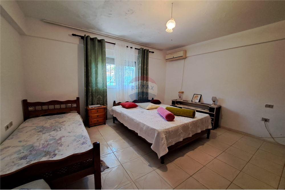 Shitet shtëpi private me sipërfaqe ndërtese prej 152m² dhe sipërfaqe trualli prej 456m²: