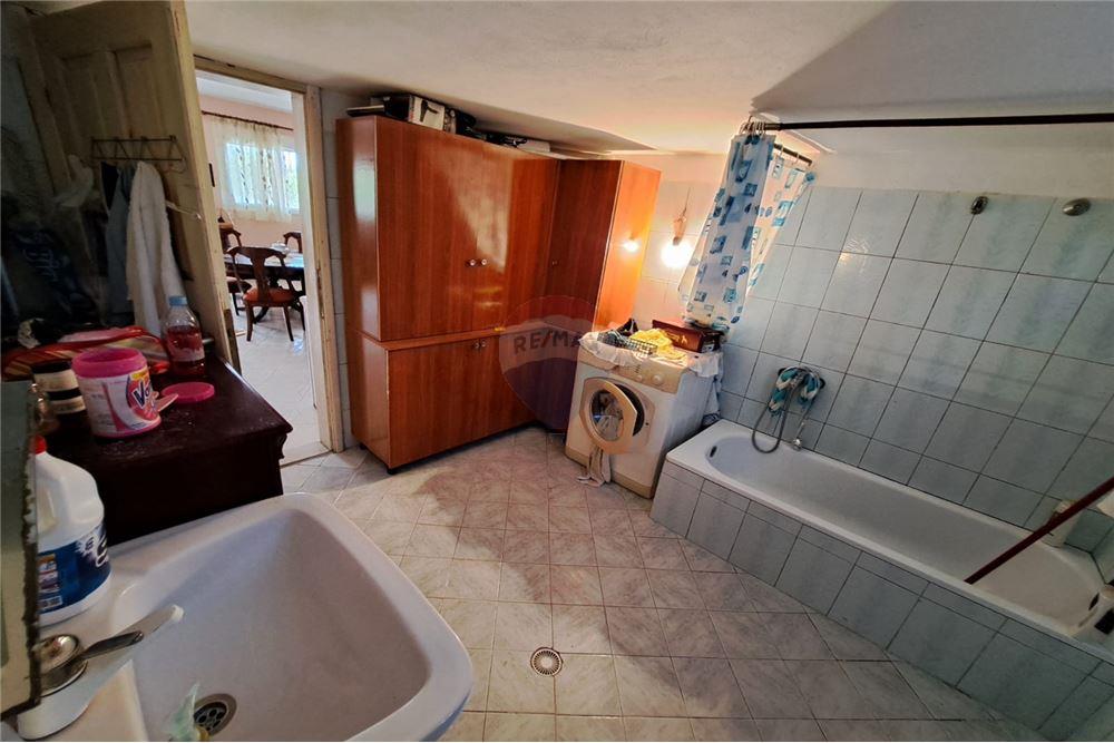 Shitet shtëpi private me sipërfaqe ndërtese prej 152m² dhe sipërfaqe trualli prej 456m²: