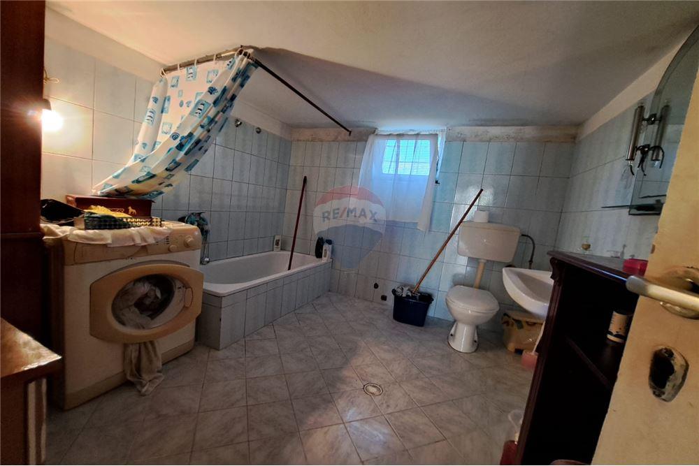 Shitet shtëpi private me sipërfaqe ndërtese prej 152m² dhe sipërfaqe trualli prej 456m²: