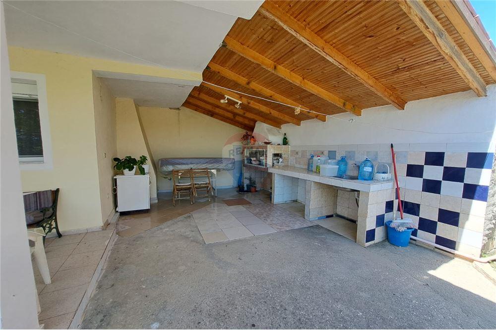 Shitet shtëpi private me sipërfaqe ndërtese prej 152m² dhe sipërfaqe trualli prej 456m²: