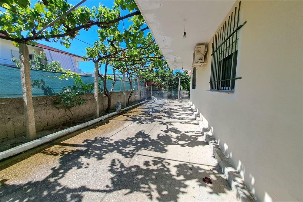 Shitet shtëpi private me sipërfaqe ndërtese prej 152m² dhe sipërfaqe trualli prej 456m²: