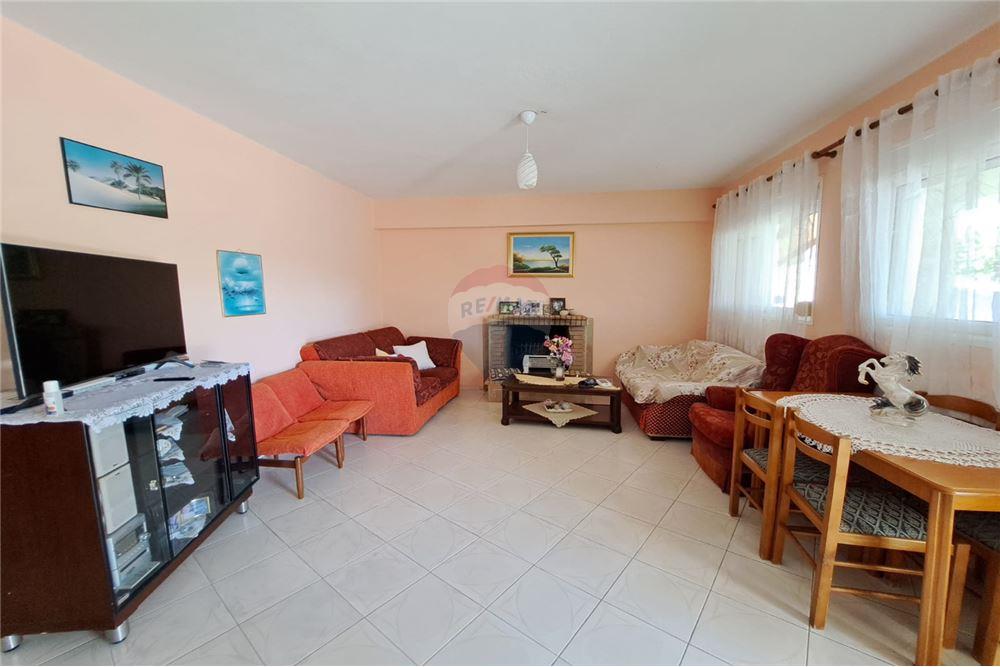 Shitet shtëpi private me sipërfaqe ndërtese prej 152m² dhe sipërfaqe trualli prej 456m²: