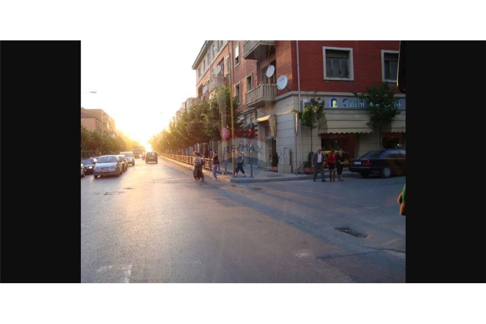 Commerce à vendre à l'Intersection De La Rue'fortuzi' Et De La Rue'durrësit' !