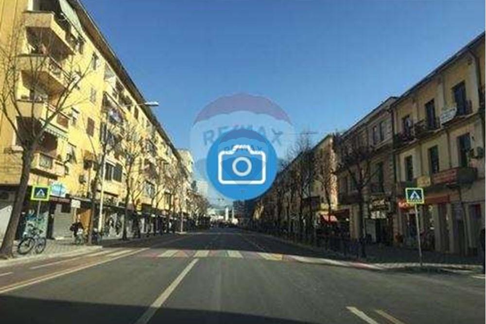 Commerce à vendre à l'Intersection De La Rue'fortuzi' Et De La Rue'durrësit' ! (2)