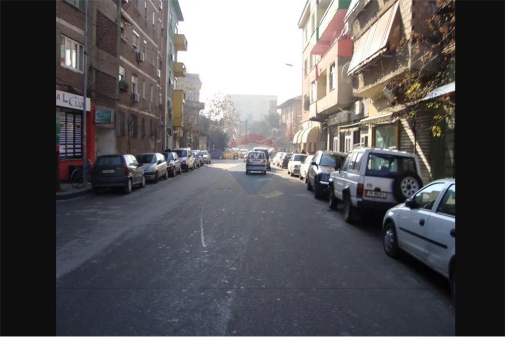 Commerce à vendre à l'Intersection De La Rue'fortuzi' Et De La Rue'durrësit' ! (3)