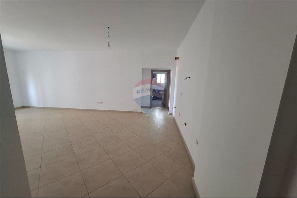 Apartament 1+1 për shitje transballkanike, përballë alpetit, Vlorë (6)