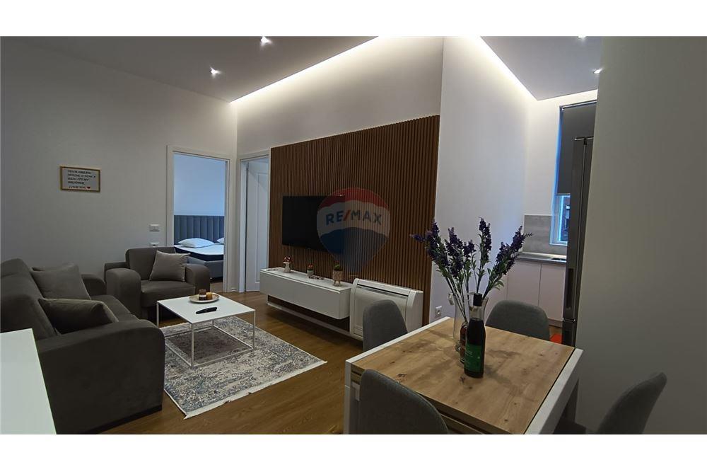 Alugamos um apartamento 2+1 na rruga e durrësit, ao lado do bloco das embaixadas.