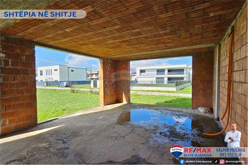 Maison à vendre avec une superficie totale de 4,6 ari dans le village de moglicë - Gjakovë.