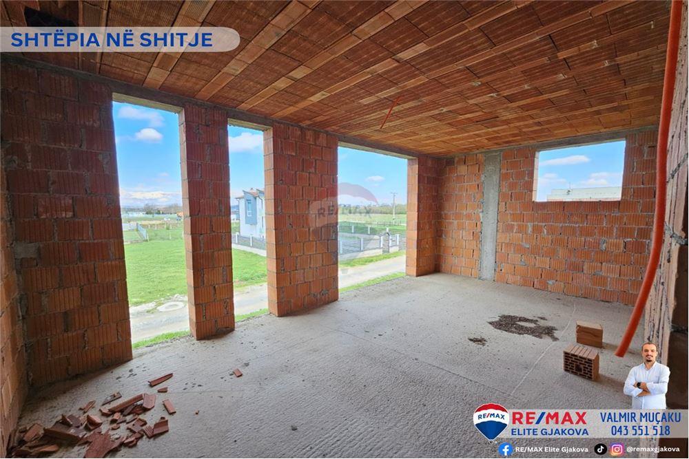 Maison à vendre avec une superficie totale de 4,6 ari dans le village de moglicë - Gjakovë.