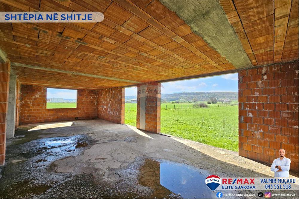 Maison à vendre avec une superficie totale de 4,6 ari dans le village de moglicë - Gjakovë.