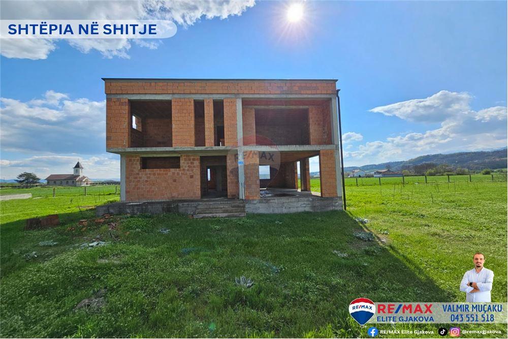 Maison à vendre avec une superficie totale de 4,6 ari dans le village de moglicë - Gjakovë.