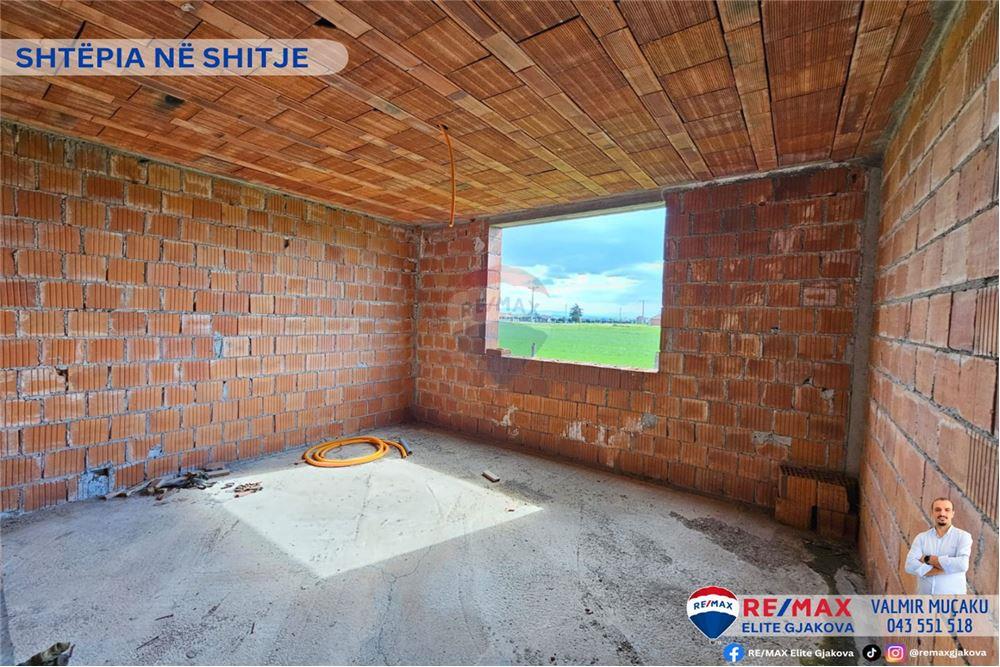 Maison à vendre avec une superficie totale de 4,6 ari dans le village de moglicë - Gjakovë.