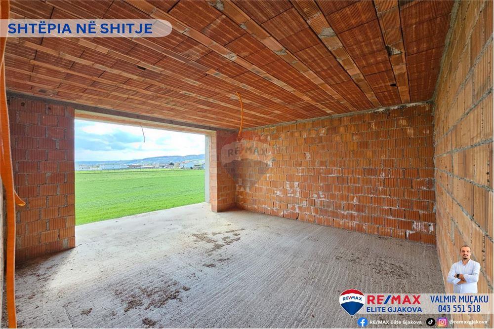 Maison à vendre avec une superficie totale de 4,6 ari dans le village de moglicë - Gjakovë.