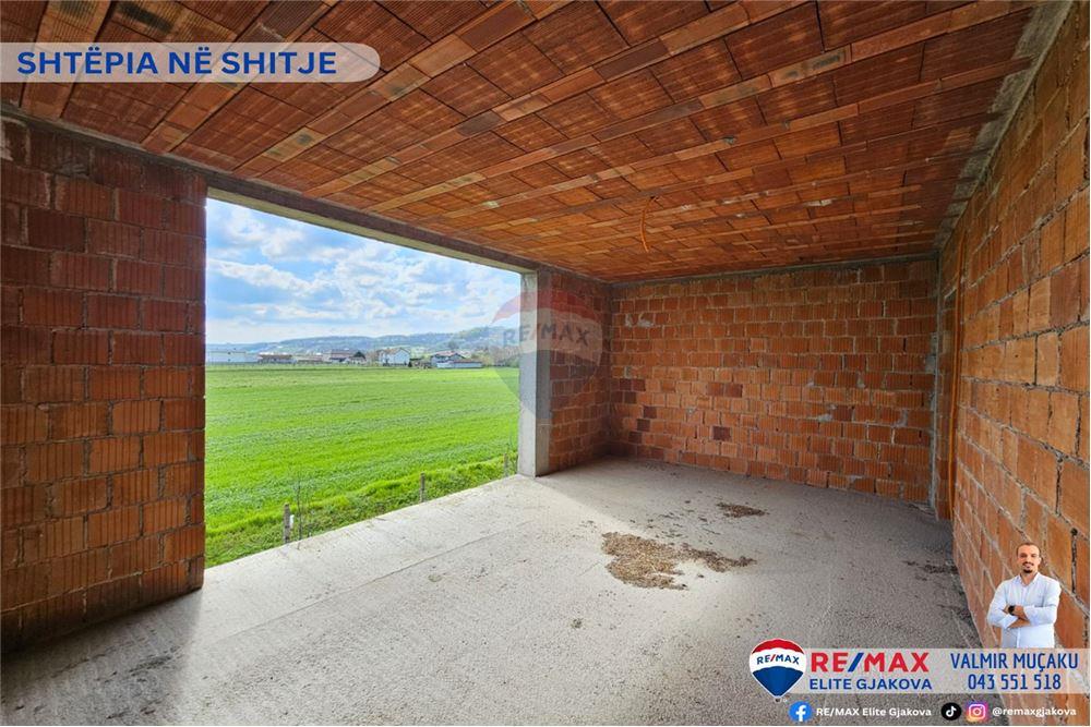 Maison à vendre avec une superficie totale de 4,6 ari dans le village de moglicë - Gjakovë.