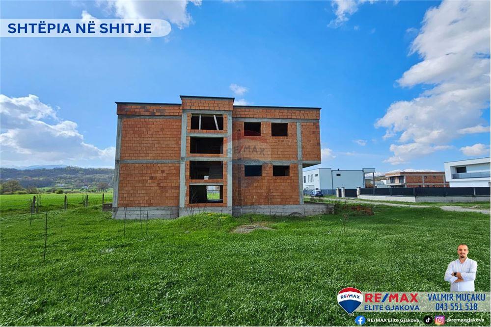 Maison à vendre avec une superficie totale de 4,6 ari dans le village de moglicë - Gjakovë.