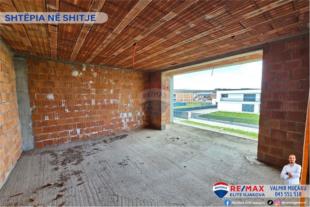 Maison à vendre avec une superficie totale de 4,6 ari dans le village de moglicë - Gjakovë.