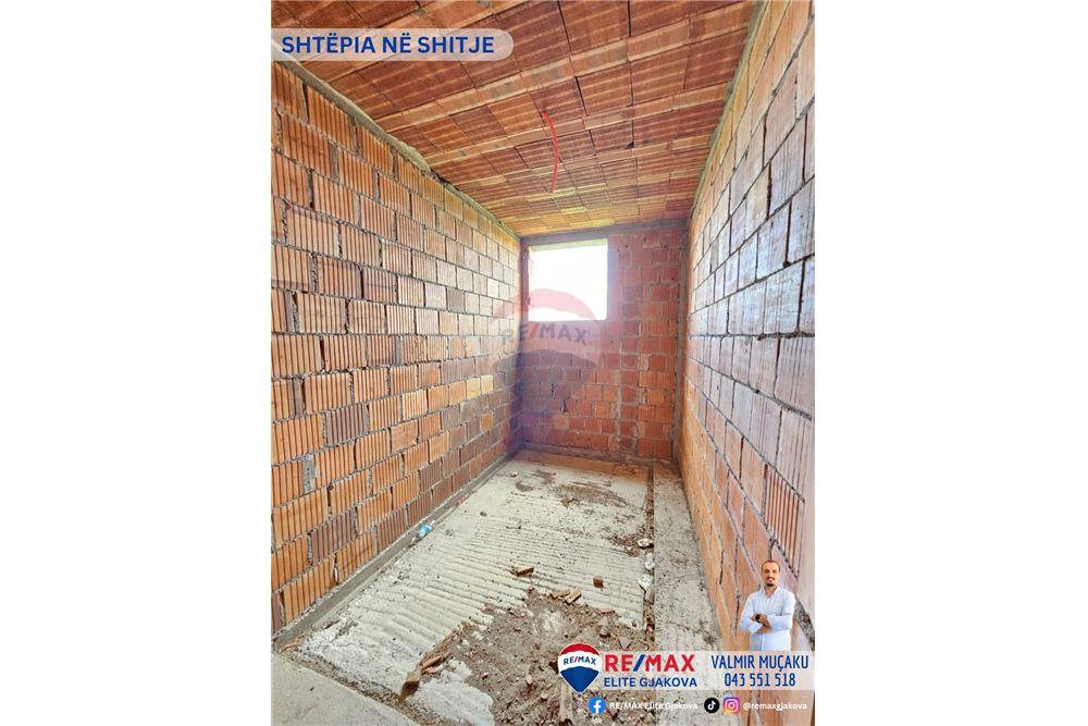 Casa en venta con una superficie total de 4.6 ari en la aldea de moglicë - Gjakovë. (3)