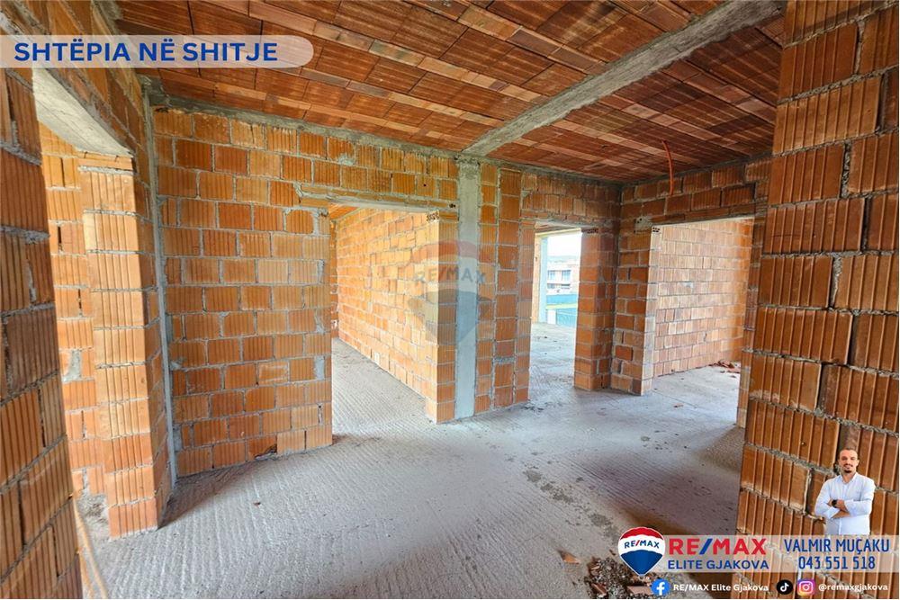 Maison à vendre avec une superficie totale de 4,6 ari dans le village de moglicë - Gjakovë.