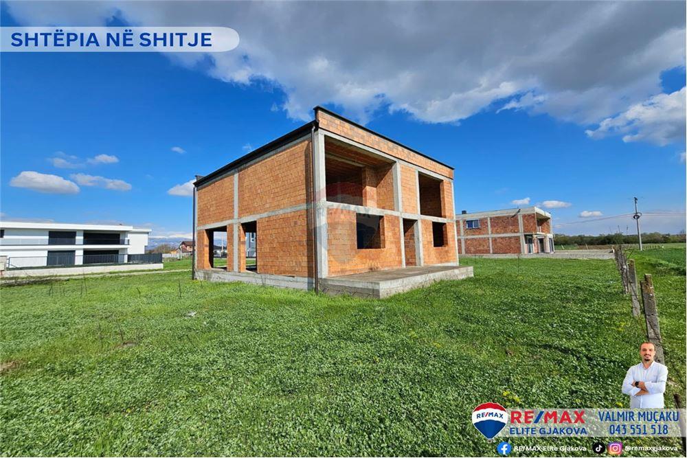 Maison à vendre avec une superficie totale de 4,6 ari dans le village de moglicë - Gjakovë.