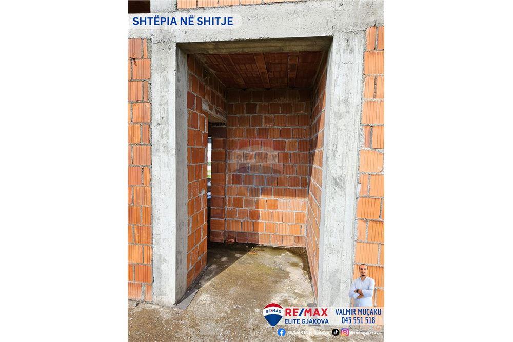 Casa en venta con una superficie total de 4.6 ari en la aldea de moglicë - Gjakovë. (4)