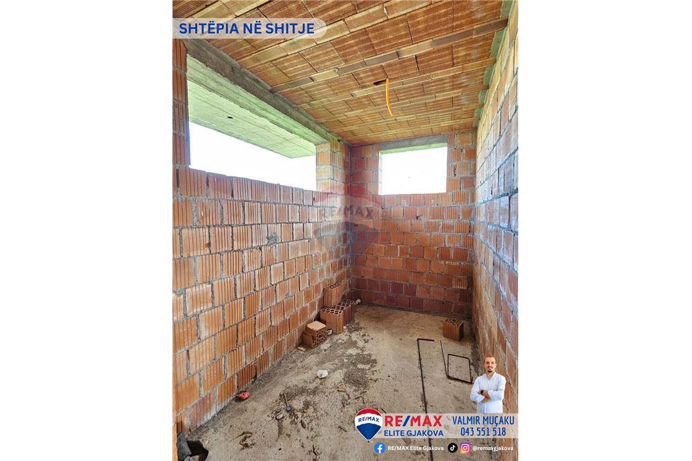 Casa en venta con una superficie total de 4.6 ari en la aldea de moglicë - Gjakovë. (5)