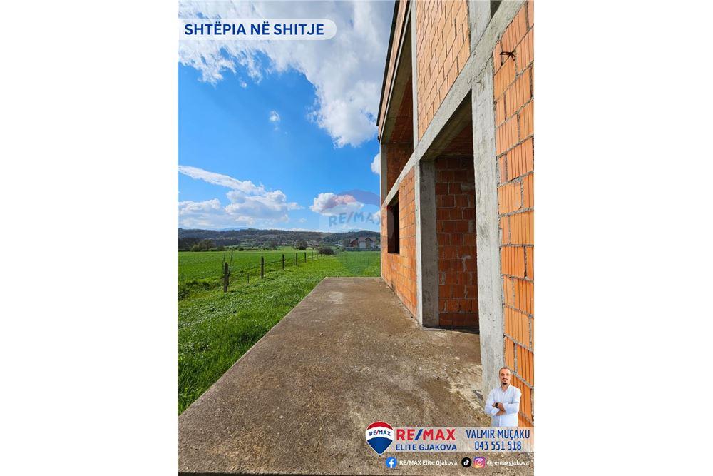 Casa en venta con una superficie total de 4.6 ari en la aldea de moglicë - Gjakovë. (6)