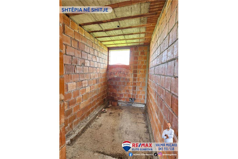 Casa en venta con una superficie total de 4.6 ari en la aldea de moglicë - Gjakovë. (7)
