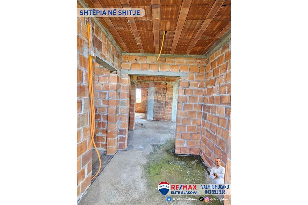 Casa en venta con una superficie total de 4.6 ari en la aldea de moglicë - Gjakovë. (8)