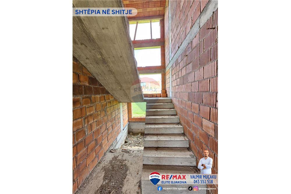 Maison à vendre avec une superficie totale de 4,6 ari dans le village de moglicë - Gjakovë.
