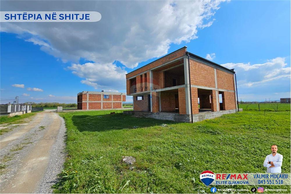 Maison à vendre avec une superficie totale de 4,6 ari dans le village de moglicë - Gjakovë.