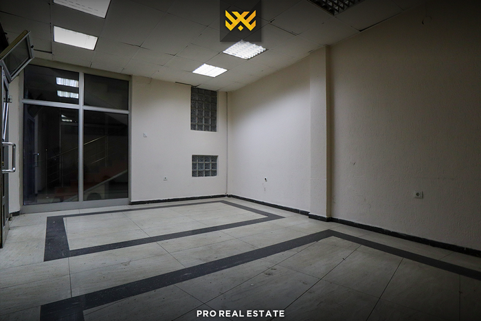 Espaço comercial de 31m² + 110m² à venda no bairro gjinaj.